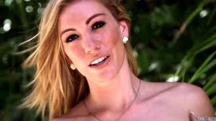 Милфа показала крупные сиськи соседу и сделала ему королевский минет №2