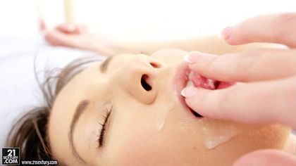 Спортсмен ставит раком и имеет в очко стройную девку с мелкими сиськами №10