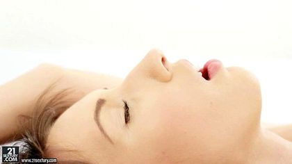 Спортсмен ставит раком и имеет в очко стройную девку с мелкими сиськами №9