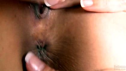 Две пьяные подруги снимают платья и растягивают писечки руками