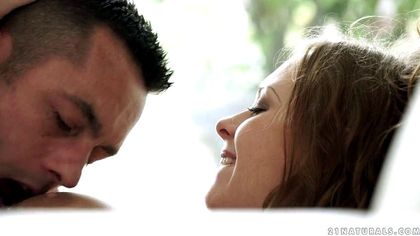 Мужик ставит секретаршу в рубашке раком и жестко дерет в розовый анус №2