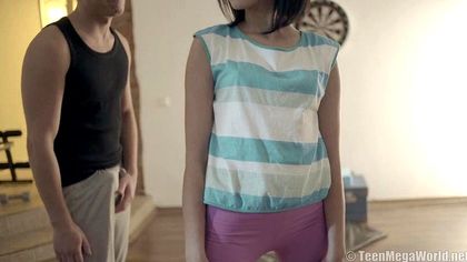 Фитоняша около стены натянула писю под фиолетовыми лосинами на елду тренера №1