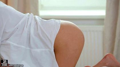 Красавчик с утра выдал жене за щеку мощный болт и усадил ее в позе наездницы писей на него №1