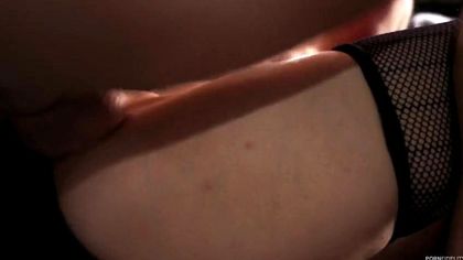 Блондинка соблазнила преступника и трахнулась в черных трусиках в пилотку