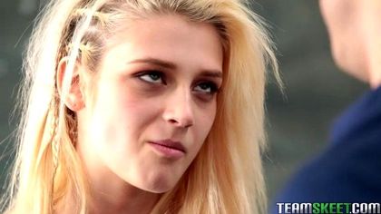 Учитель с татуированными руками рачком отымел на столе отличницу №1