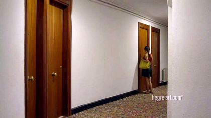 Девушка во время массажа занимается фистингом с красивой лесбой №1