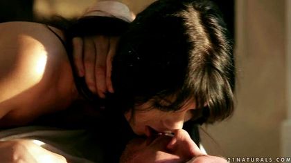 Девушка на полу комнаты прыгает бритой щелкой на вставшей елде любовника №8