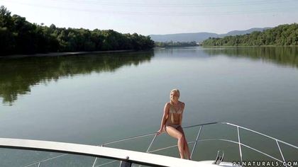 Блондинка на яхте отрабатывает поездку на толстом члене писечкой №1