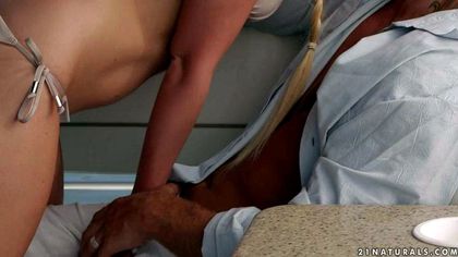 Блондинка на яхте отрабатывает поездку на толстом члене писечкой №2