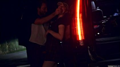 Студентка в клетчатой юбке прыгает в позе наездницы на пенисе репетитора №2