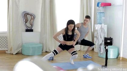 Тренер на коврике натирает фитоняше членом бритую пилотку перед вентилятором №2