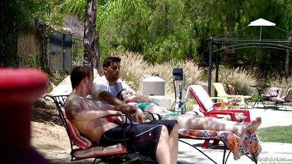 Два мужика загоняют массивные члены в сексуальную брюнетку №1